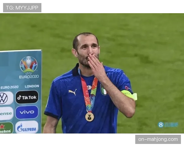 特写:老将基耶利尼现身弗拉基球场,观看旧主尤文比赛